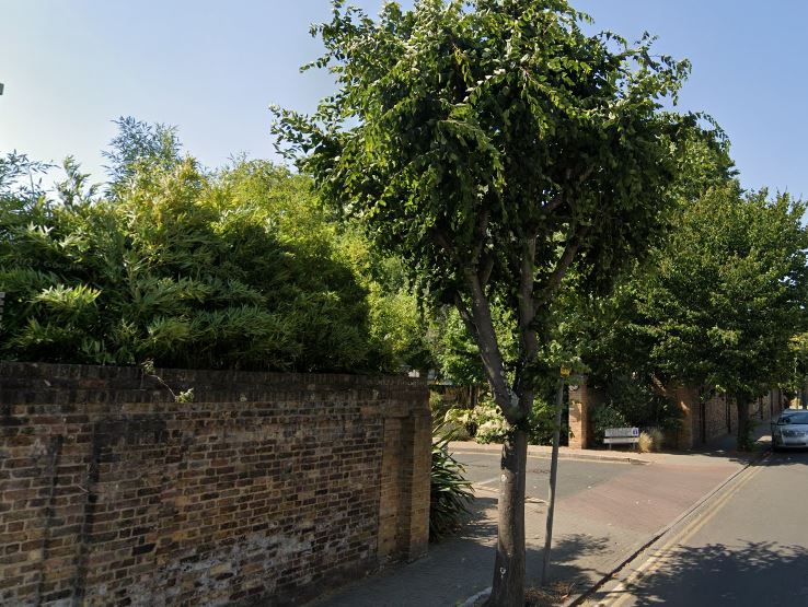 Fig. 10: Entrance gates relieve the boundary and mature planting to the Whitelands area softens its appearance