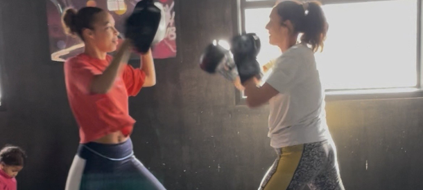 Women boxing