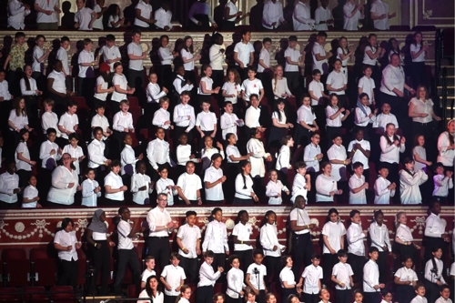 Hundreds of Wandsworth primary school sing together